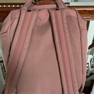 Doughnut pack pack in light pink excellent condition never used.